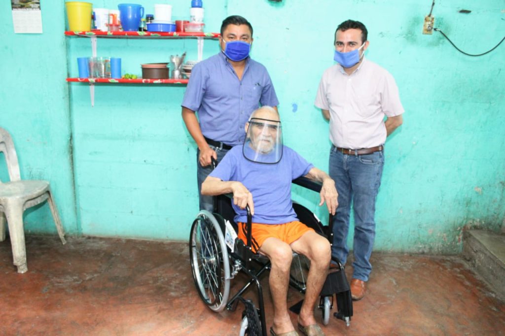 El alcalde de Umán siempre al pendiente de las personas de la tercera edad
