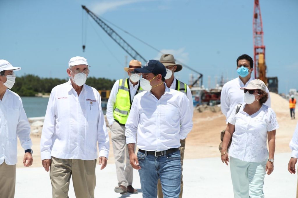 El Gobernador Mauricio Vila Dosal y el titular de la SCT, Jorge Arganis Díaz Leal, supervisan los trabajos de modernización del Puerto de Abrigo de Yucalpetén