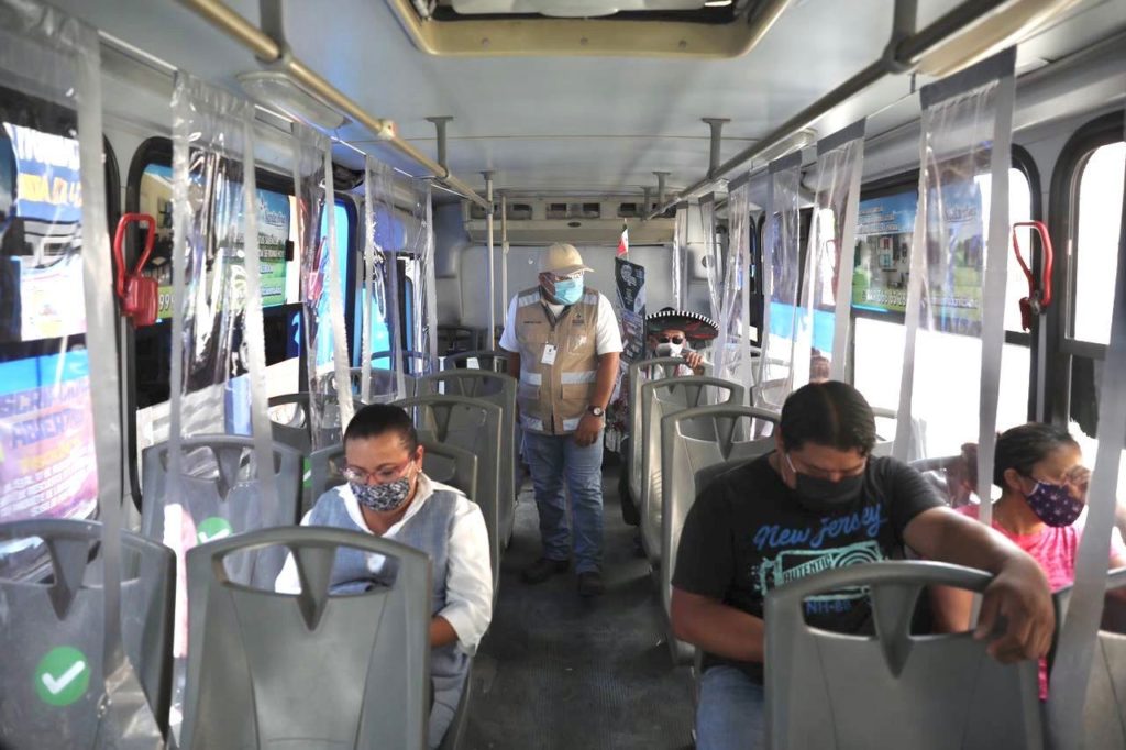Inspectores del transporte público refuerzan supervisión al entrar en vigor las nuevas zonas de ascenso y descenso en el Centro Histórico de Mérida