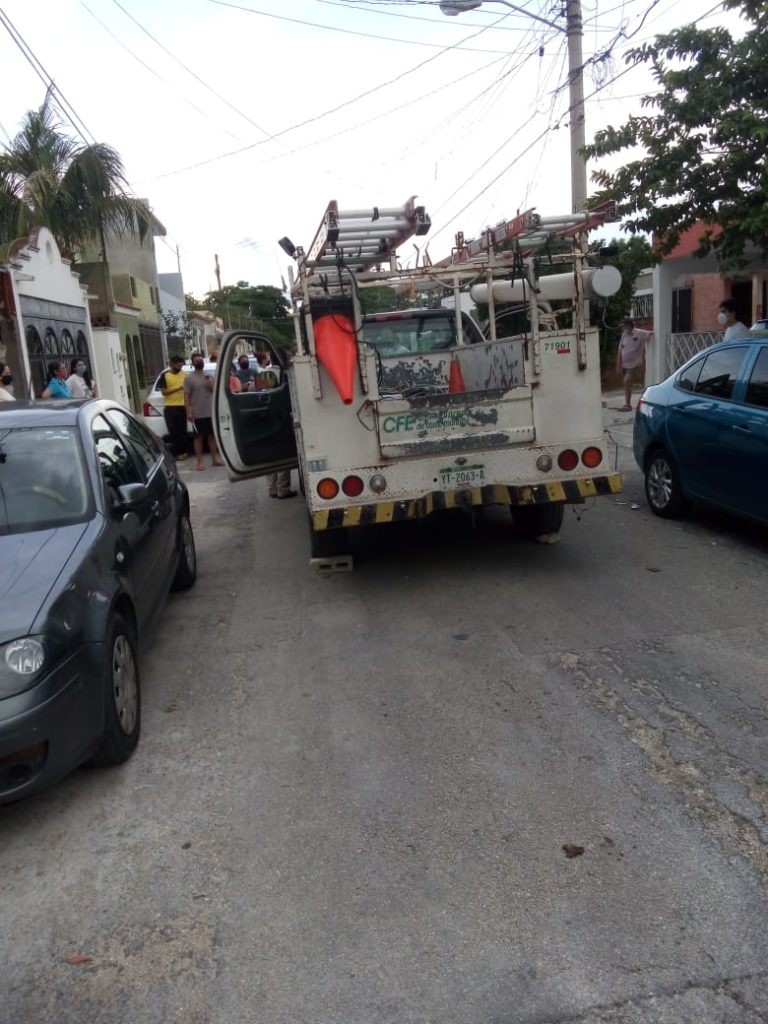 Vecinos de Chenkú retienen a la trabajador de la CFE