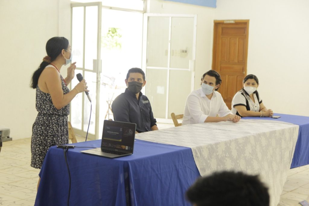 Ante representantes de la Cámara de Comercio de Tekax y comerciantes El presidente Municipal presenta el Plan integral de Reactivación Económica