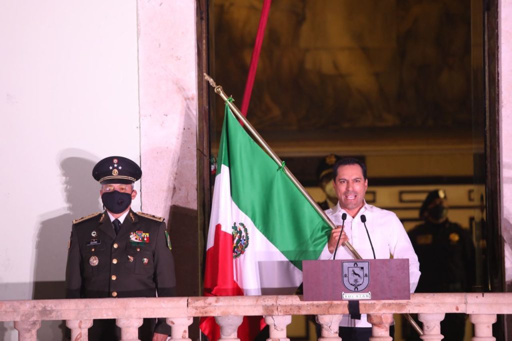 El Gobernador Mauricio Vila Dosal reconoce labor de personal de salud durante tradicional Grito de Independencia