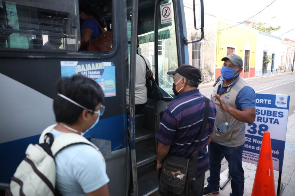 Conducta ejemplar de usuarios del transporte público ante nuevas zonas de ascenso y descenso en el Centro Histórico de Mérida