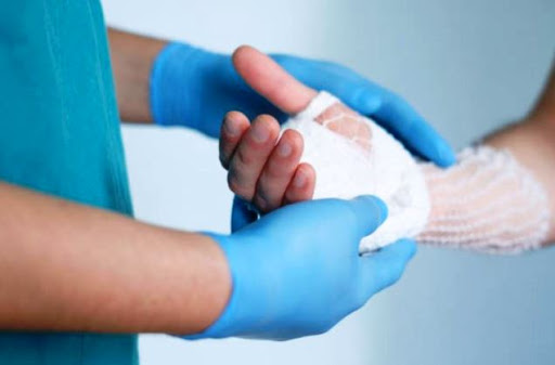 El fisioterapeuta puede ofrecer alivio del control de dolor, edemas, prevenir contracturas musculares y articulares, así como preservar la función muscular para lograr la mejoría en la calidad de vida de los pacientes con quemaduras, señaló María Estrella del Refugio Rueda Manrique. Las quemaduras son lesiones producidas por diferentes causas que se clasifican según la profundidad de la lesión y la causa. Los hallazgos clínicos indican que las quemaduras pueden afectar a los sistemas cardiovascular, pulmonar, dermatológico, digestivo, neurológico y músculoesqueléticos. La importancia del fisioterapeuta en la atención de pacientes quemados es desde que ingresa al hospital hasta su recuperación. La labor del fisioterapeuta en cualquier situación, no solo en pacientes quemados es recuperar la funcionalidad, sensibilidad y la independencia progresiva de las personas, así como mejorar su calidad de vida”, indicó la Fisioterapeuta María Rueda. Las quemaduras son lesiones que se producen por acción de diversos agentes físicos como fuego, líquidos, objetos calientes, radiación, corriente eléctrica o frío, los químicos son causa de quemaduras como los cáusticos y biológicos. Las quemaduras se clasifican en función del agente que las produce, extensión según la regla de los 9 o de Wallace, método que se utiliza para calcular la superficie cutánea quemada en un paciente, que consiste en dividir la superficie del cuerpo en áreas equivalentes al 9% de la superficie corporal total quemada o por múltiplos de 9. A la profundidad (1º, 2º y 3er grado) y, a la localización. Las causas principales de muerte en pacientes quemados son: el shock hipovolémico y compromiso agudo respiratorio por complicaciones derivadas del trauma como infecciones”, comentó la especialista. La recuperación de un paciente con quemaduras es lenta y muchas veces dolorosa, porque la piel es el órgano con mayor cantidad de terminaciones nerviosas, por lo que su recuperación es larga y requiere paciencia y esfuerzo. Las movilizaciones son dolorosas porque es necesario romper la fibrosis que se crea en las articulaciones, además, de las contracturas musculares; otro punto importante de la recuperación es la estabilidad, seguridad y fuerza que se gana poco a poco a lo largo de las sesiones, manifestó. Lo más importante al tratar a un paciente con quemaduras es la prevención de complicaciones, la mayor parte del tratamiento se basa en la prevención, así como conseguir la funcionalidad tanto ventilatoria como motriz para lograr la independencia del paciente, dijo. Un riesgo de tratar en el paciente con quemaduras son las infecciones porque se debe considerar los signos vitales para trabajar en un rango estable y no causar daño o alguna complicación, de modo, se debe de monitorear las respuestas hipermetabólicas y las inflamatorias, porque de no tener precaución puede ocasionar la muerte. El tratamiento adecuado para un paciente con quemaduras es realizar la adecuada valoración fisioterapéutica en las primeras 24 horas de ingreso para planificar un plan de tratamiento individualizado y especializado. El tratamiento se debe dividir según los objetivos que se deseen cumplir que se clasificarán en corto, mediano y largo plazo. A corto plazo los objetivos son disminuir el dolor, edema y prevenir la aparición de úlceras por presión, mejorar la capacidad ventilatoria, así como el gasto cardiaco. A mediano plazo, los objetivos son prevenir contracturas musculares y articulares, mantener y mejorar poco a poco los rangos de movimiento y el tono, favorecer la cicatrización y preservar la funcionalidad y el movimiento, así como la propiocepción y la sensibilidad. A largo plazo mantener y aumentar los rangos de movimiento, la reeducación postural y muscular, mejorar la sensibilidad y la propiocepción, favorecer la bipedestación y la marcha un fortalecimiento progresivo y no puede faltar una educación ergonómica. La participación del fisioterapeuta es una parte fundamental para un tratamiento completo y adecuado, porque al recuperar la funcionalidad y el movimiento se mejora la calidad de vida de las personas porque vuelvan a sentir, moverse sin dolor, levantarse y caminar. Todo esto en conjunto ofrece al paciente mayor estabilidad y seguridad al realizar cualquier actividad de la vida cotidiana.