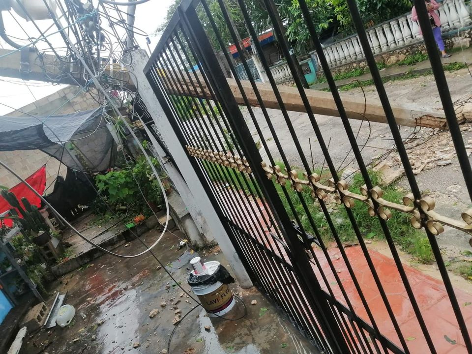Cae un poste que vecinos reportaron a la CFE y la paraestatal ignoró