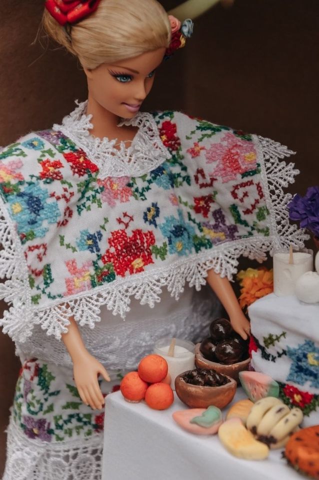 Joven fotógrafa trabaja 60 horas para recrear un altar de Janal Pixán con barbie