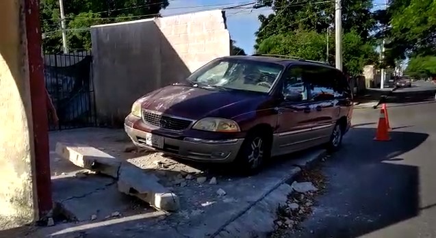 Camioneta se impacta contra el muro de una casa