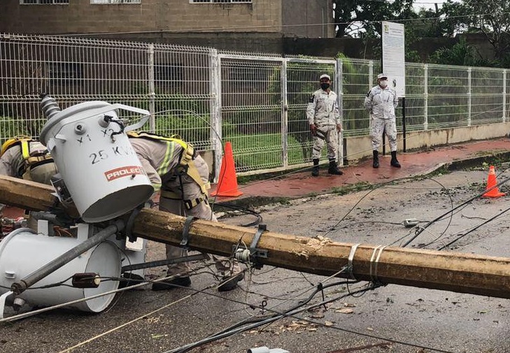 Caen pequeños comercios por huracán delta al oriente del estado