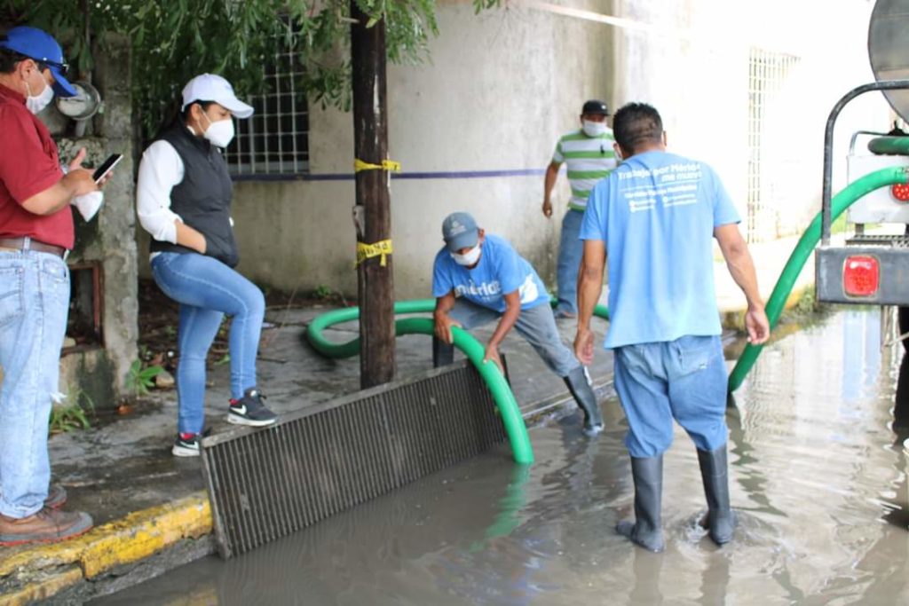 Cuadrilla de limpieza enfrenta los destrozos