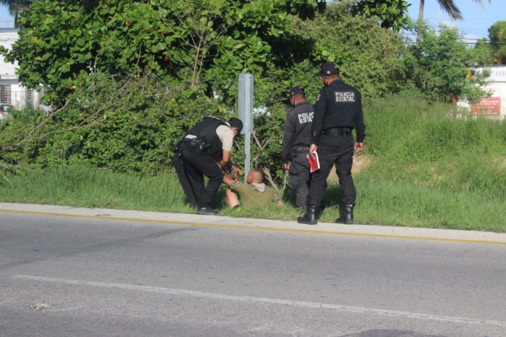 Agentes policíacos ayudan a hombre con discapacidad mental