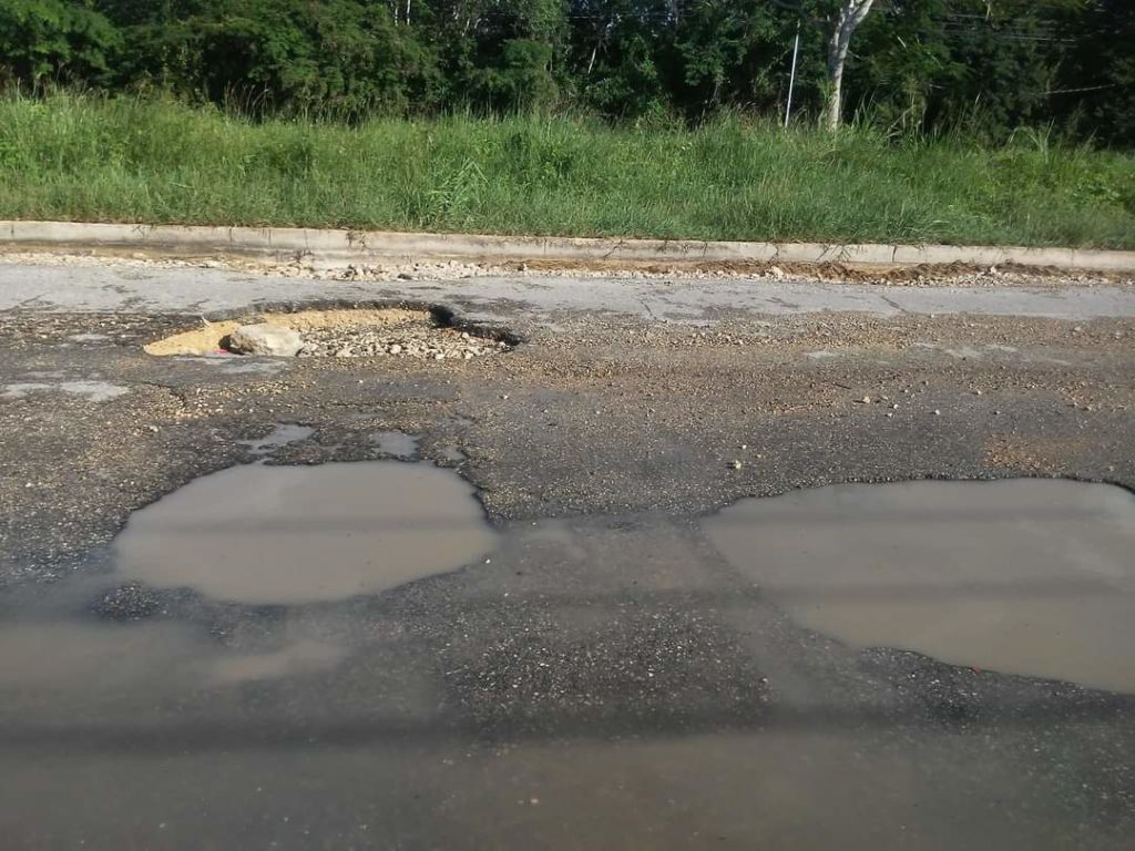 Periférico con baches tome precauciones