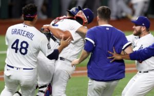 Mexicanos hacen la dupla para que los dodgers se coronen campeones por septima ocasión