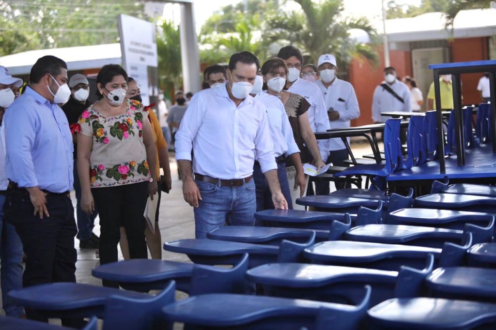 El Gobernador Mauricio Vila Dosal realizó una gira de trabajo por el municipio de Chemax para entregar herramientas, maquinaria y materiales de dicho esquema, con el propósito de impulsar la reactivación del campo yucateco