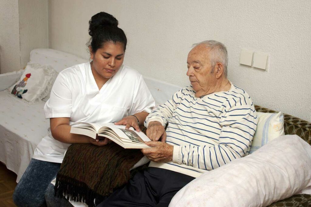 El cuidador del paciente con alzheimer puede “quemarse” sino acepta la ayuda