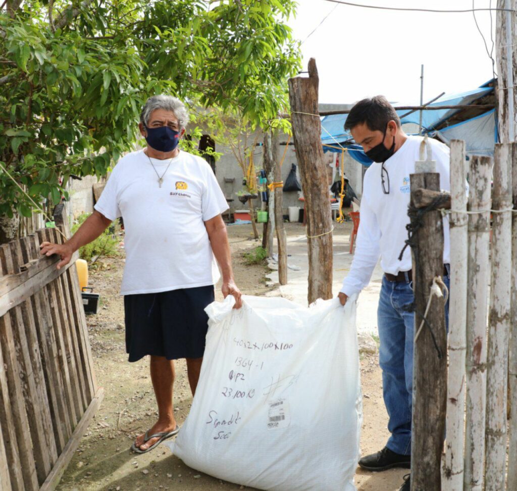 Con la entrega de equipos, materiales y herramientas de la modalidad pesquero y acuícola del programa Peso a Peso, se continúa impulsando el trabajo de mar y la generación de empleos en el litoral yucateco