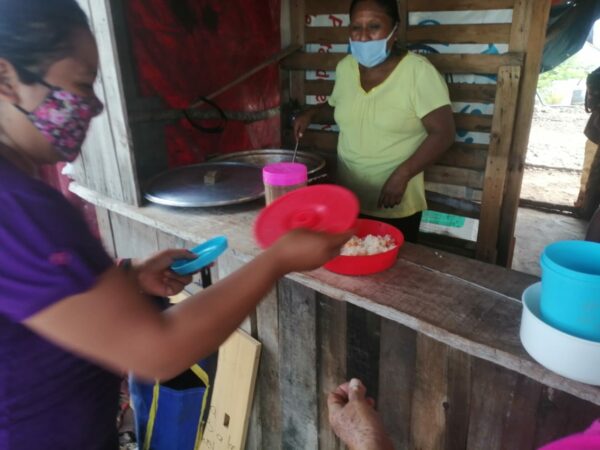 Cocina comunitaria alimenta a más de cien personas