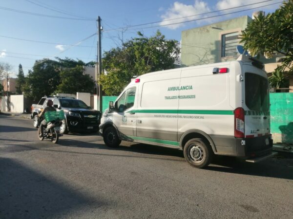 Choca contra una ambulancia