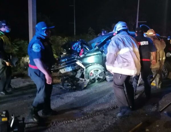 Abuelitos sufren fuerte accidente en el periférico