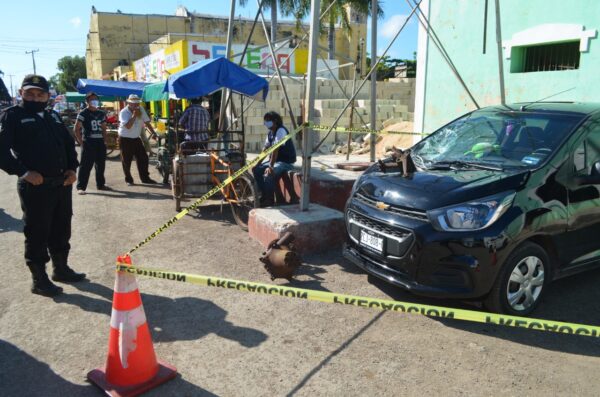 Pedazo de veleta aplasta un automóvil