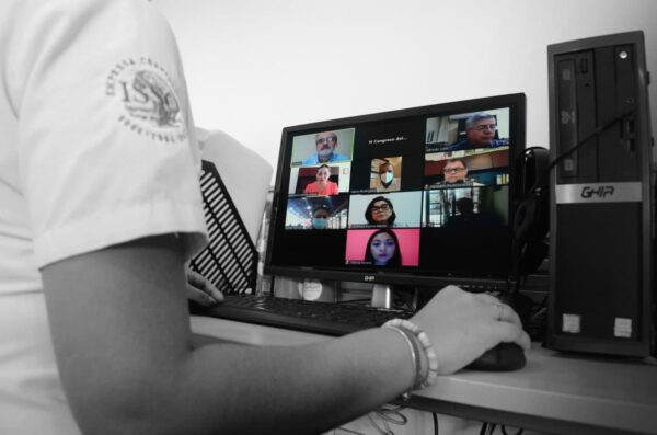 Realizan foto de capacitación y apoyo para los avicultores