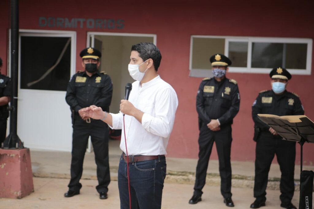 El presidente municipal Diego Ávila presidió este lunes, en la ceremonia de cambio de mando de la dirección de seguridad pública y tránsito municipal