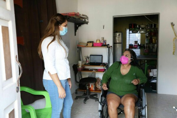 Gobierno del Estado apoya a la población más vulnerable con la entrega de aparatos de movilidad para adultos mayores y personas con discapacidad
