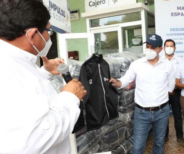 Estudiantes de primaria del municipio de Tecoh se encuentran protegidos del frío, luego de recibir chamarras del programa Impulso Escolar