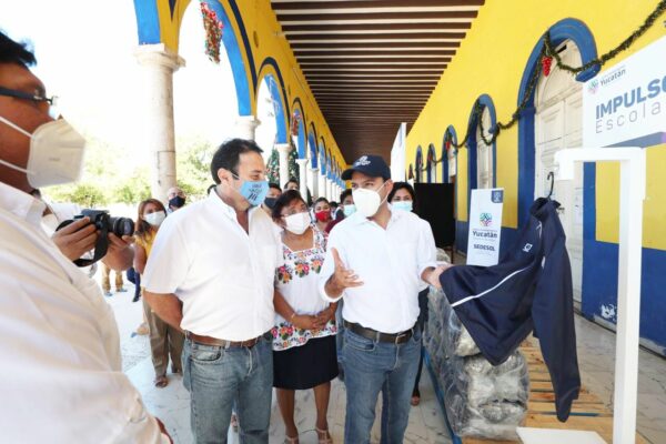 Pone en marcha el Gobernador Mauricio Vila Dosal la distribución de 211 mil 207 chamarras del programa “Impulso Escolar”