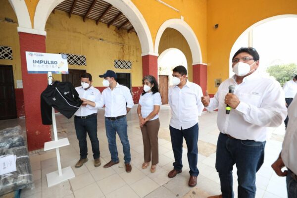 El Gobernador Mauricio Vila Dosal entrega chamarras y becas económicas para estudiantes de Homún