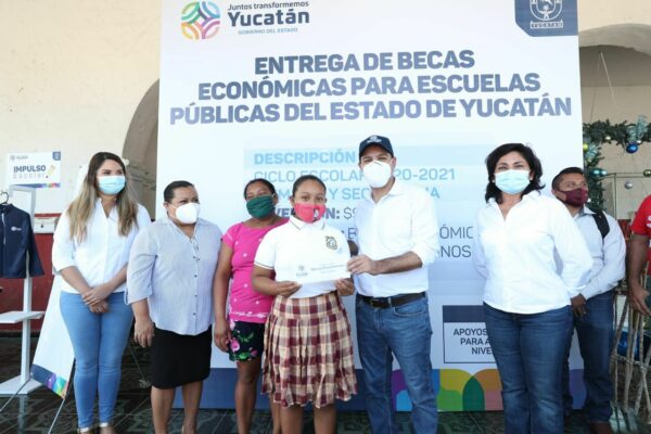Apoyos de chamarras y becas económicas del Gobierno del Estado siguen llegando para los estudiantes yucatecos