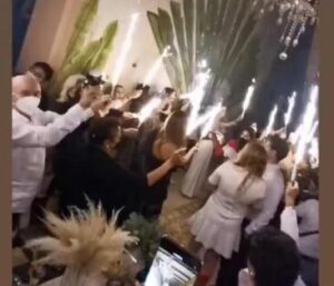 Empresarios violan las restricciones de salud al organizar una fiesta con influentes y celebridades