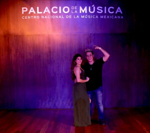 Pepe Sánchez y Roxana Puente disfrutan de la blanca Mérida