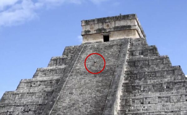 INAH desmiente que mujer que subió al Castillo de Chichen Itzá era para esparcir cenizas