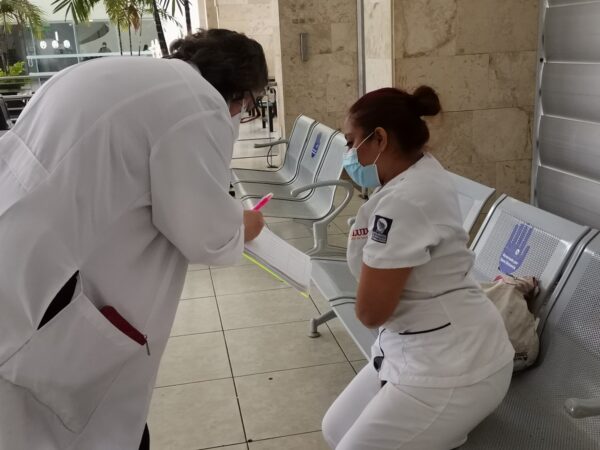 Inicia vacunación contra Covid-19 en el HRAEPY