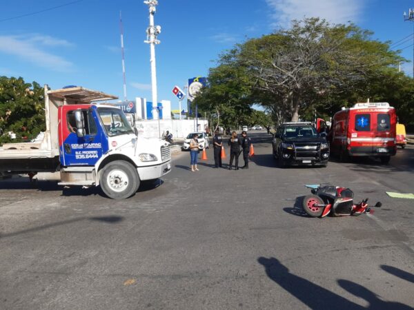 Camión de construcción manda al hospital a mujer