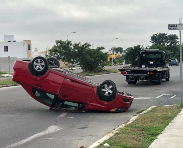 Volcadura en Ciudad Caucel