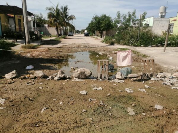 Entre agua sucia vivien los vecinos de Encinos dos
