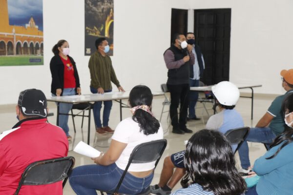 Entregan apoyos a la educación a 300 jóvenes de todo el municipio