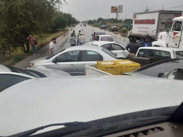 Múltiples choques en el periférico, al menos 10 autos y un tráiler