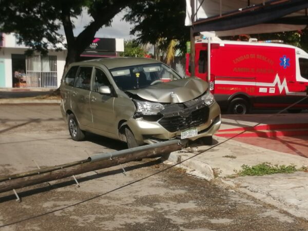 Conductora estrella su camioneta contra un poste