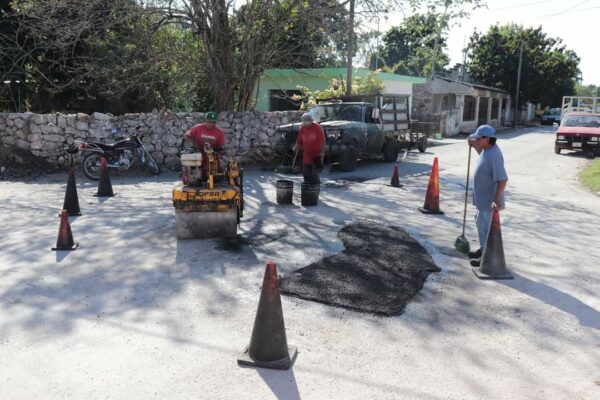 Continúa en Kimbilá intensa campaña de bacheo