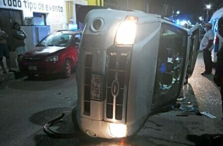 Al borde de la tragedia: chofer del DIF de Tecoh manejaba borracho vehiculo oficial y se estrella