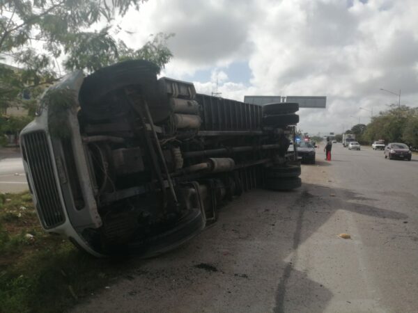 Volcadura de un trailer en el periférico