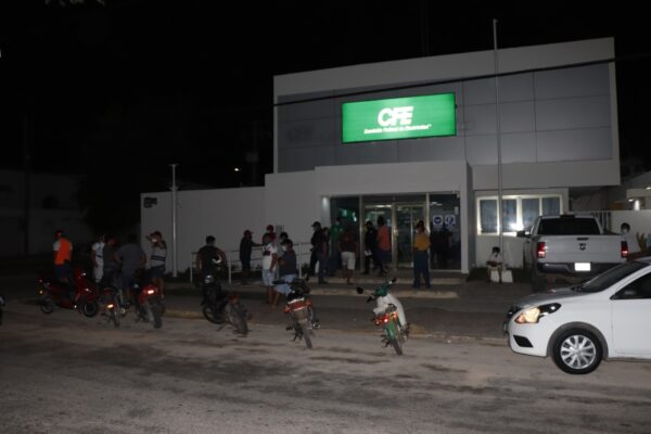 Sin ton ni son la CFE deja sin energía a locatarios del mercado municipal de Izamal