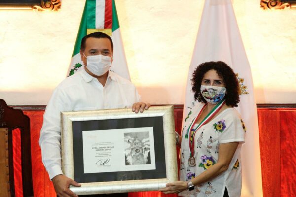 La titiritera Andrea Herrera López recibe la medalla Héctor Herrera “Cholo”