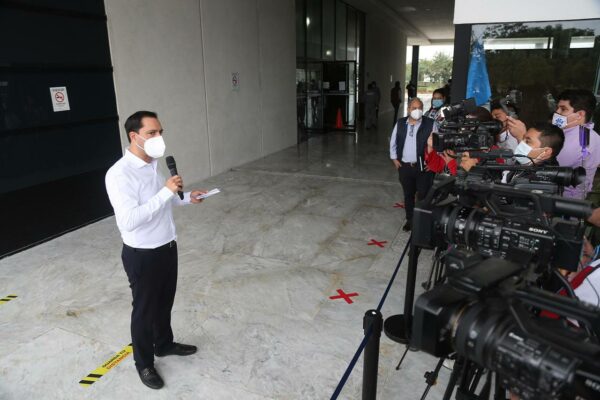 El Gobernador Mauricio Vila Dosal reitera llamado a los yucatecos a no relajarse ante el inicio de la aplicación de vacunas contra el Coronavirus al personal médico yucateco de áreas COVID