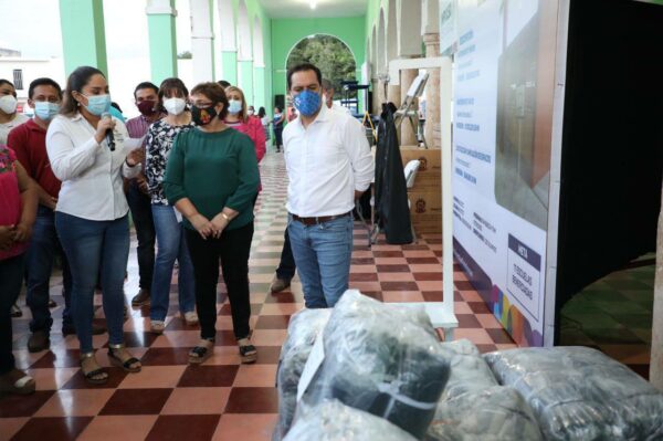 Más estudiantes yucatecos son beneficiados con la entrega de chamarras y becas económica