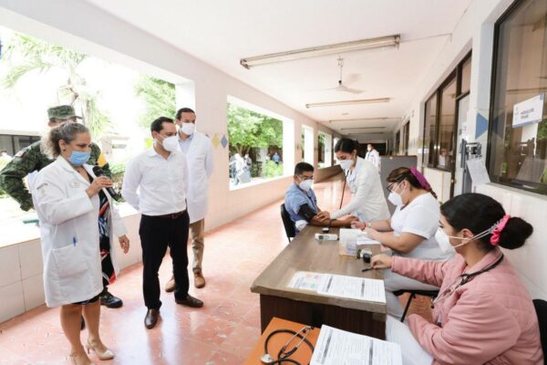 Constata el Gobernador Mauricio Vila Dosal la vacunación contra el Coronavirus para el personal de salud del área Covid del Hospital General San Carlos de Tizimín