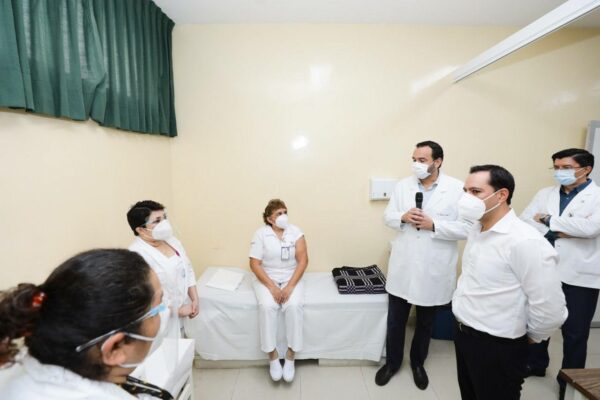 Atestigua el Gobernador Mauricio Vila Dosal el inicio de la vacunación contra el Coronavirus en Yucatán