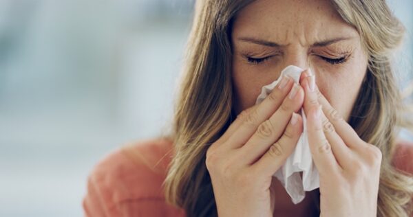 Síntomas de influenza, catarro común y COVID-19 pueden dificultar el diagnóstico